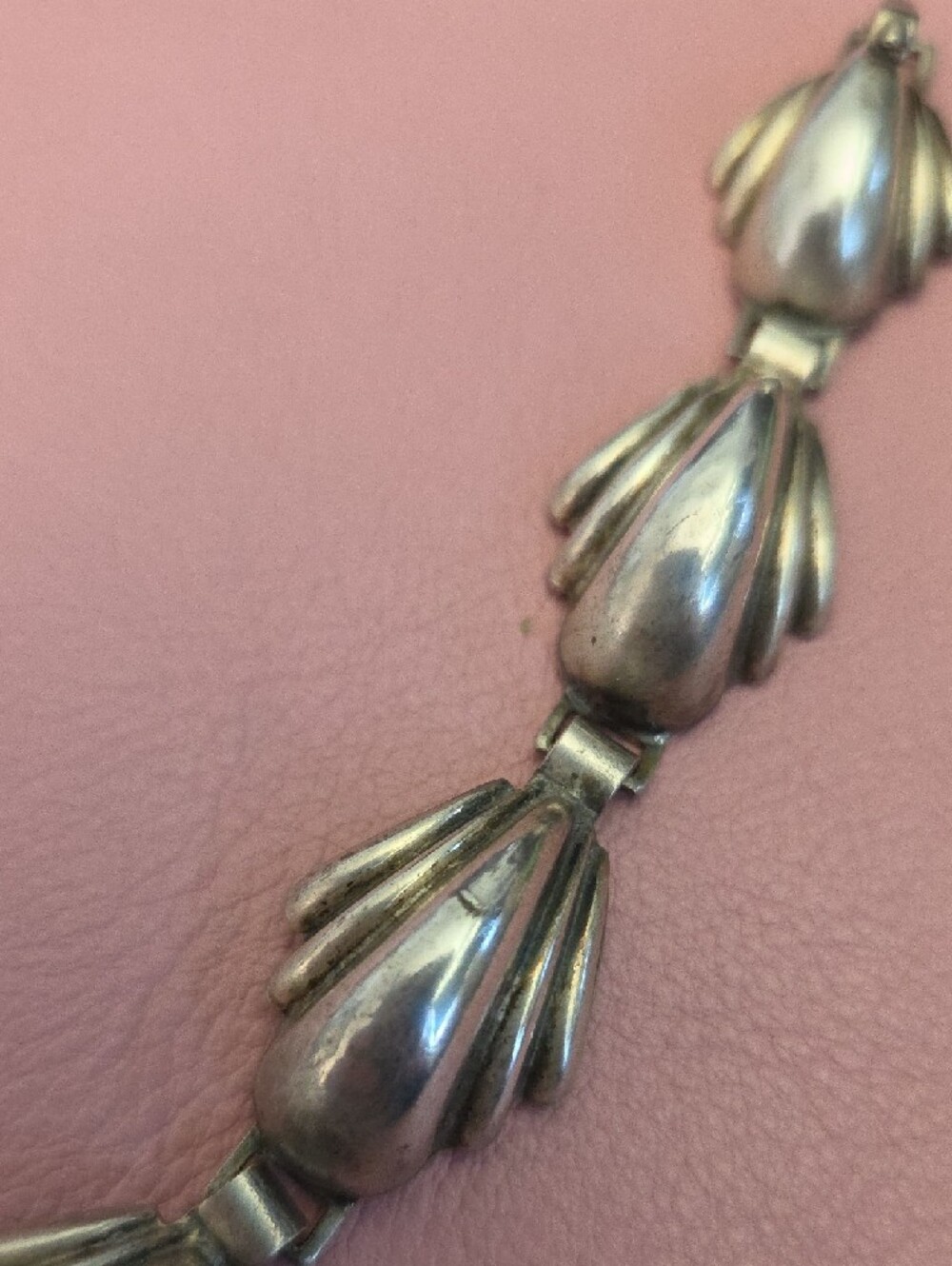 VINTAGE CORO-Silver Shell-Link Bracelet and Clip-On Earrings - Silver - Picture 5 of 5